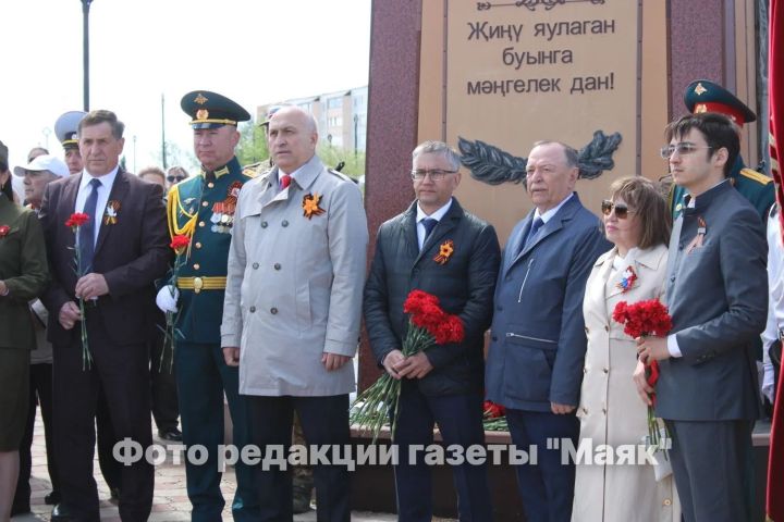 В Азнакаево возложили цветы к памятнику Неизвестному солдату