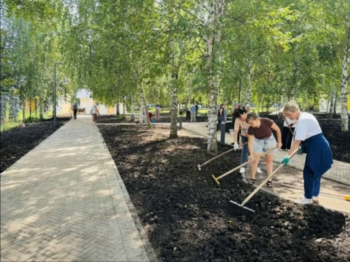 Парк Ишкаева преображается: сотрудники учреждений культуры провели неделю благоустройства