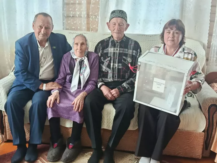Кәкре Елга авылында Гөлсинә һәм Әмир Әхмәтовлар өйләрендә тавыш бирделәр