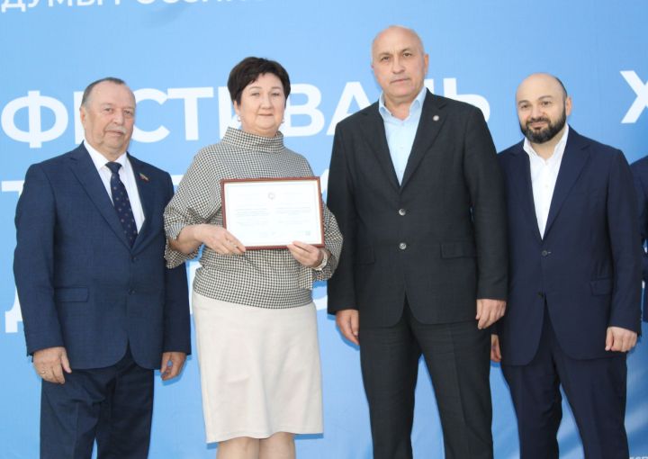 Нефтьче, укытучы, төзүче, табиблар: Азнакайда хезмәт батырларына хөрмәт күрсәттеләр