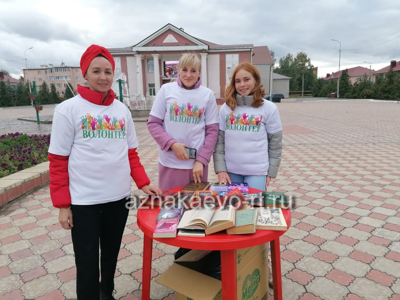 Молодежный центр азнакаево. Молодежный центр Азнакаево руководитель. Магазин Люкс Азнакаево. Ильзира молодёжный центр Азнакаево.