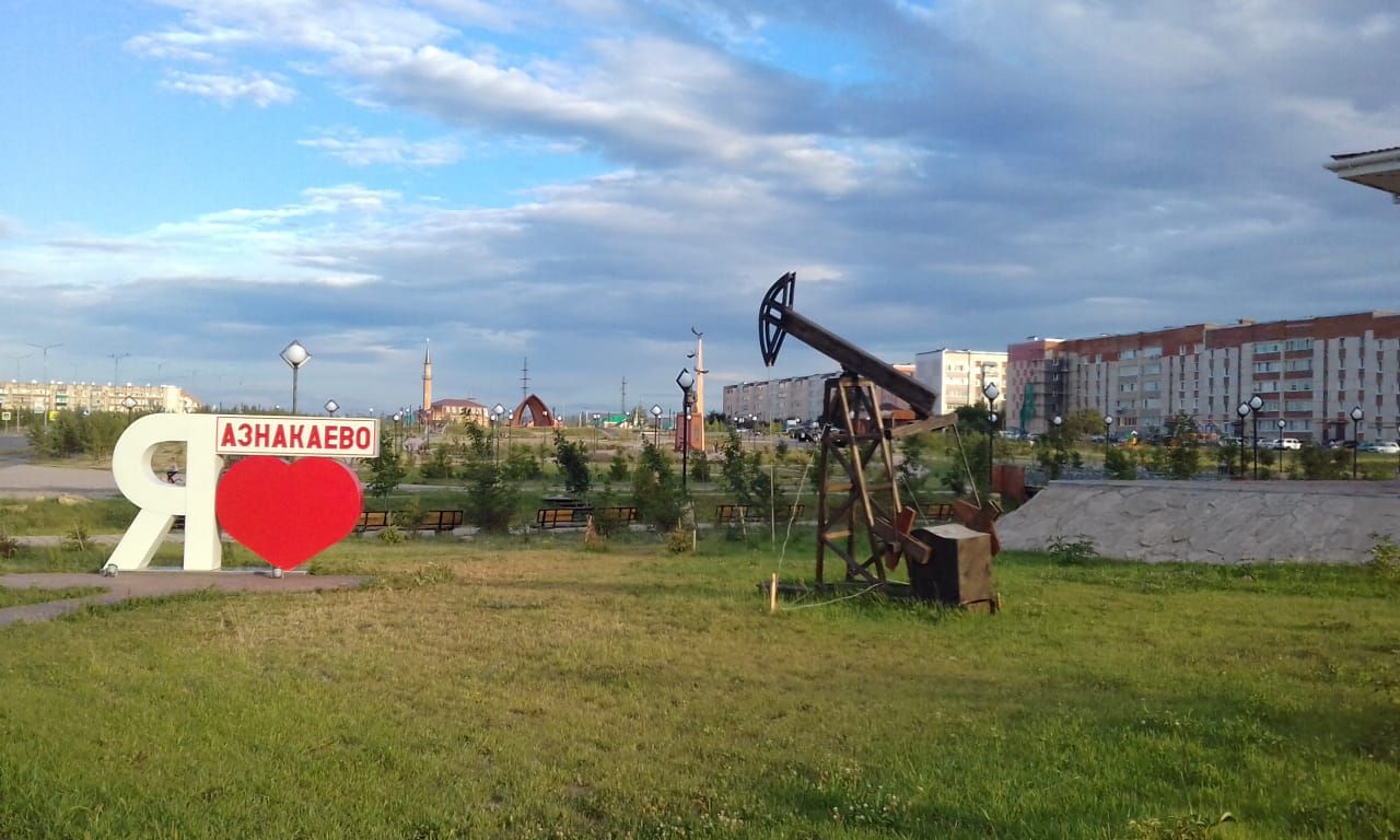 История азнакаева. Татария Азнакаево. Азнакаево города Татарстана. Азнакаево достопримечательности города. Парк Победы Азнакаево.