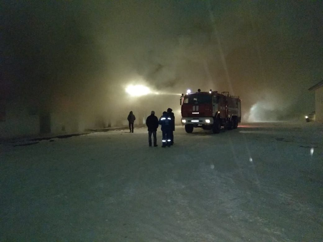 Камеры азнакаево. Пожар в Азнакаево. Азнакаево пожар автомобиля. Пожар в Азнакаево вчера в частном доме. Авария 7 января Джалиль Азнакаево.