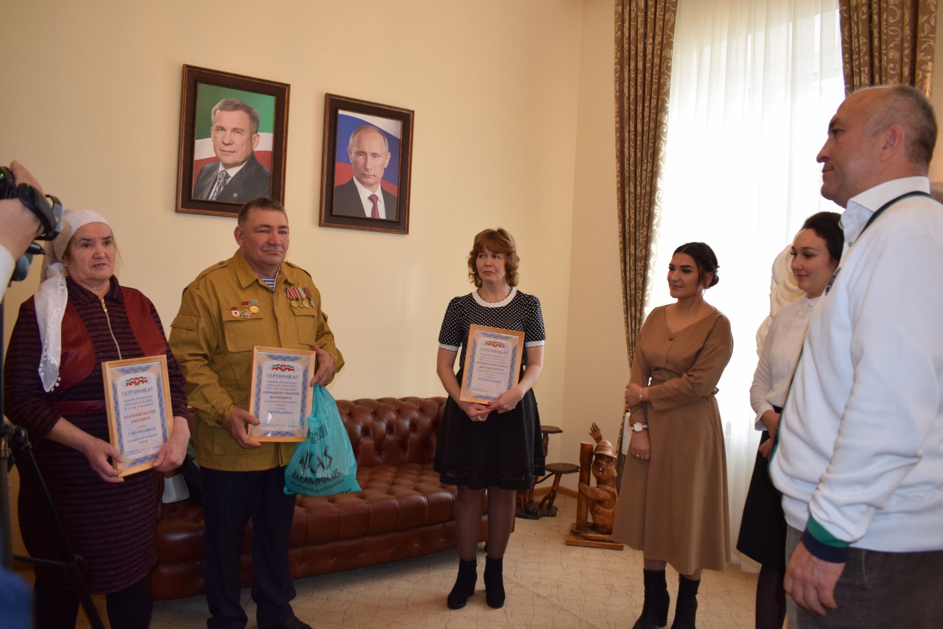 В Азнакаево сертификаты на улучшение жилищных условий получили вдовы ветеранов Великой Отечественной войны, ветераны афганской, чеченской войн (ФОТО+ВИДЕО)
