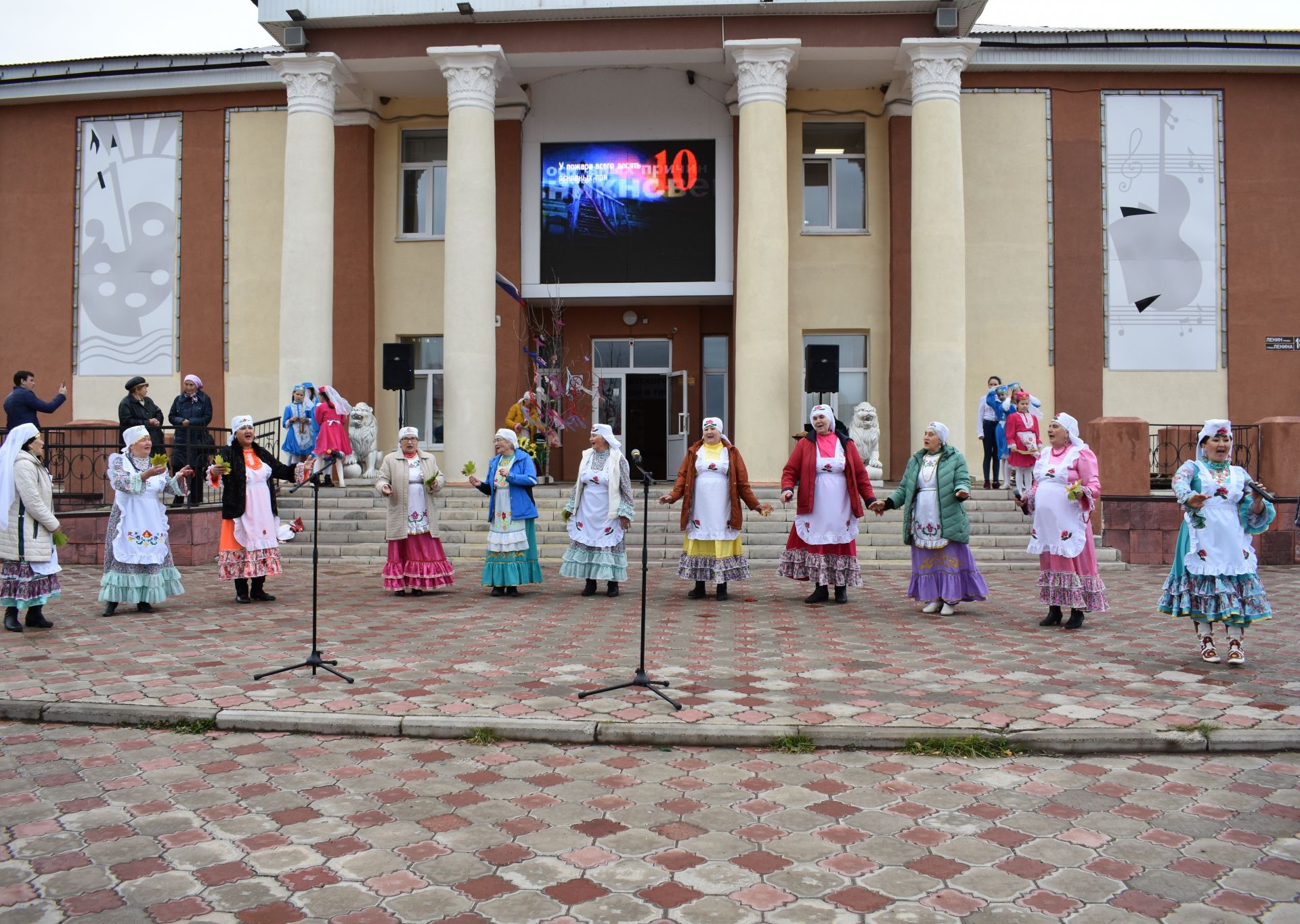 Фольклорные ансамбли «Ихлас» и «Нурсудур» сделали подарок пожилым людям Азнакаево