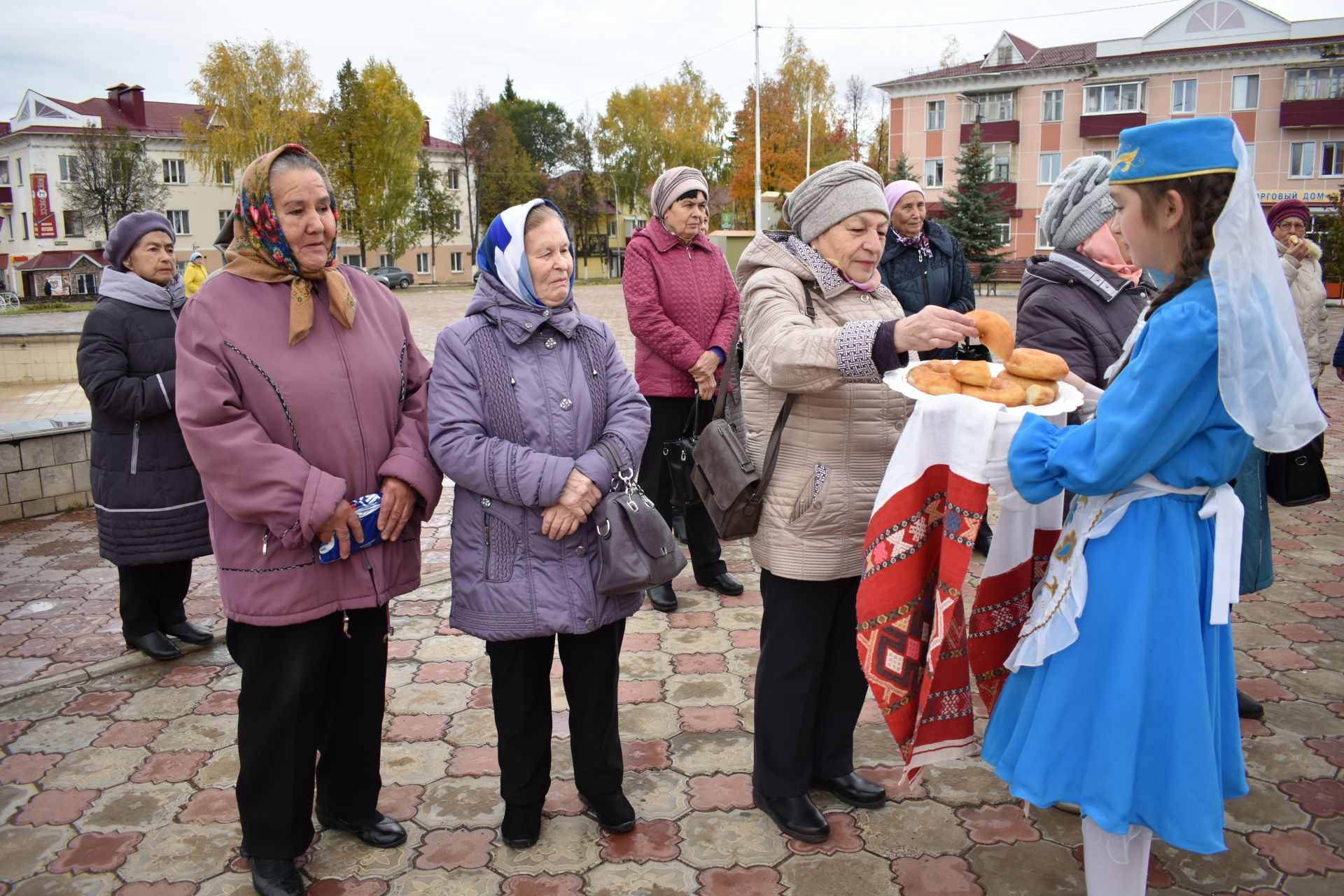 Фольклорные ансамбли «Ихлас» и «Нурсудур» сделали подарок пожилым людям Азнакаево