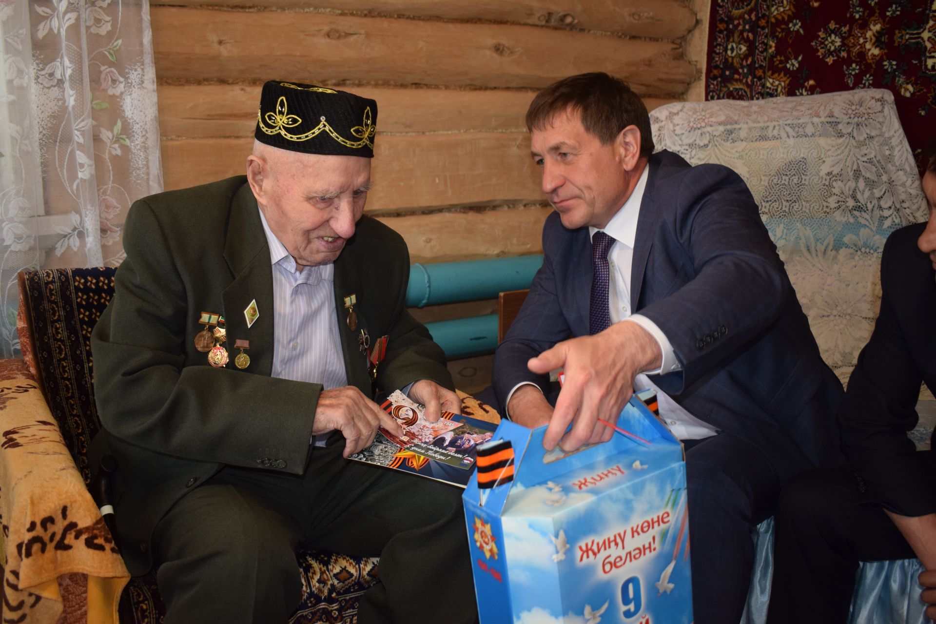 Ветераны войны получают подарки к празднику - ФОТО