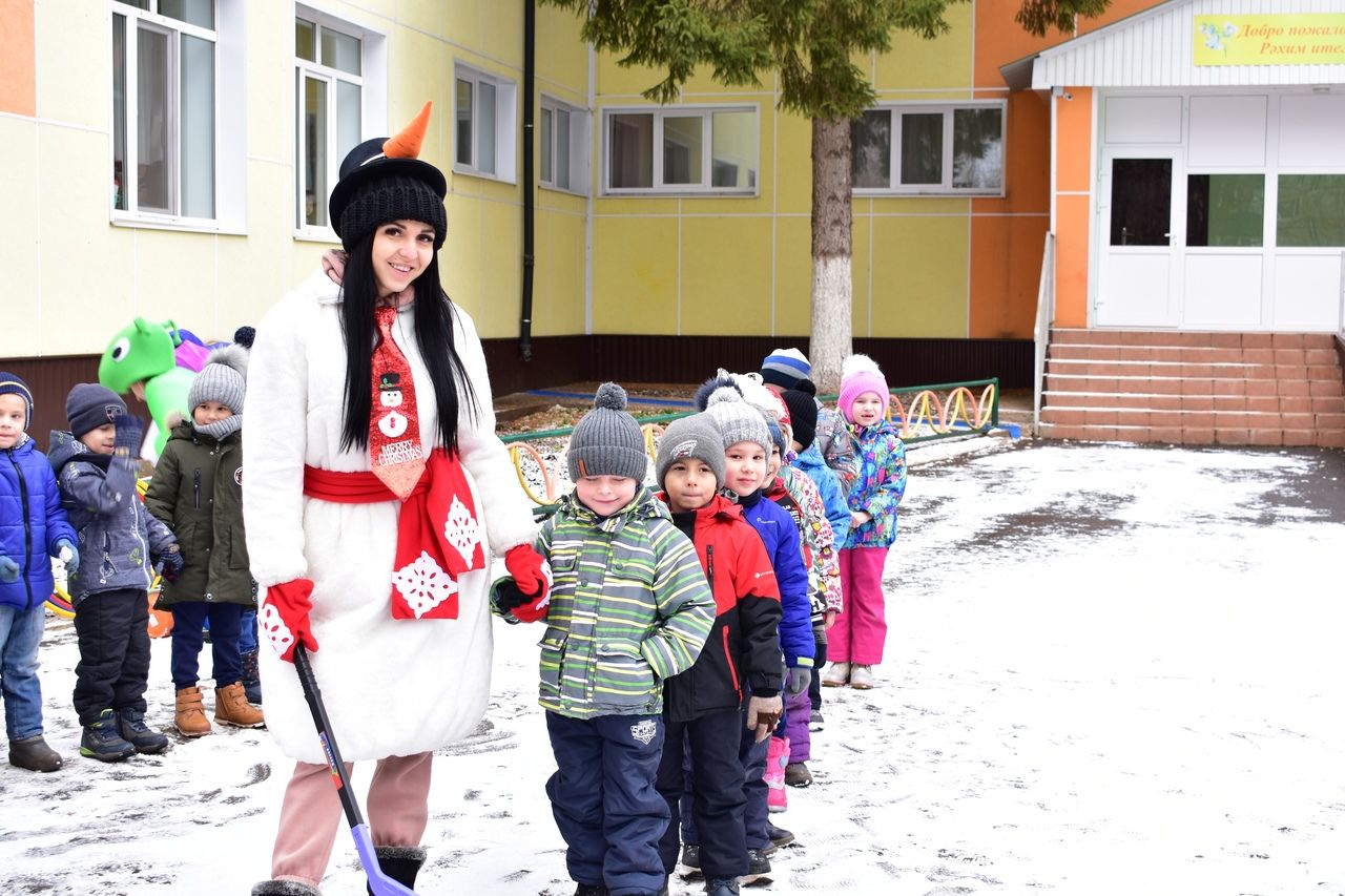 Азнакайның Мәдәни үзәк хезмәткәрләре балаларны сөендерделәр