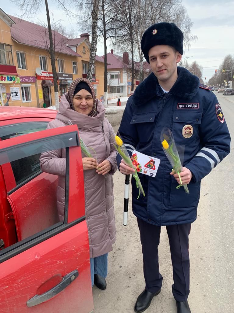 Азнакаевские сотрудники ГИБДД поздравили жительниц города с 8 Марта