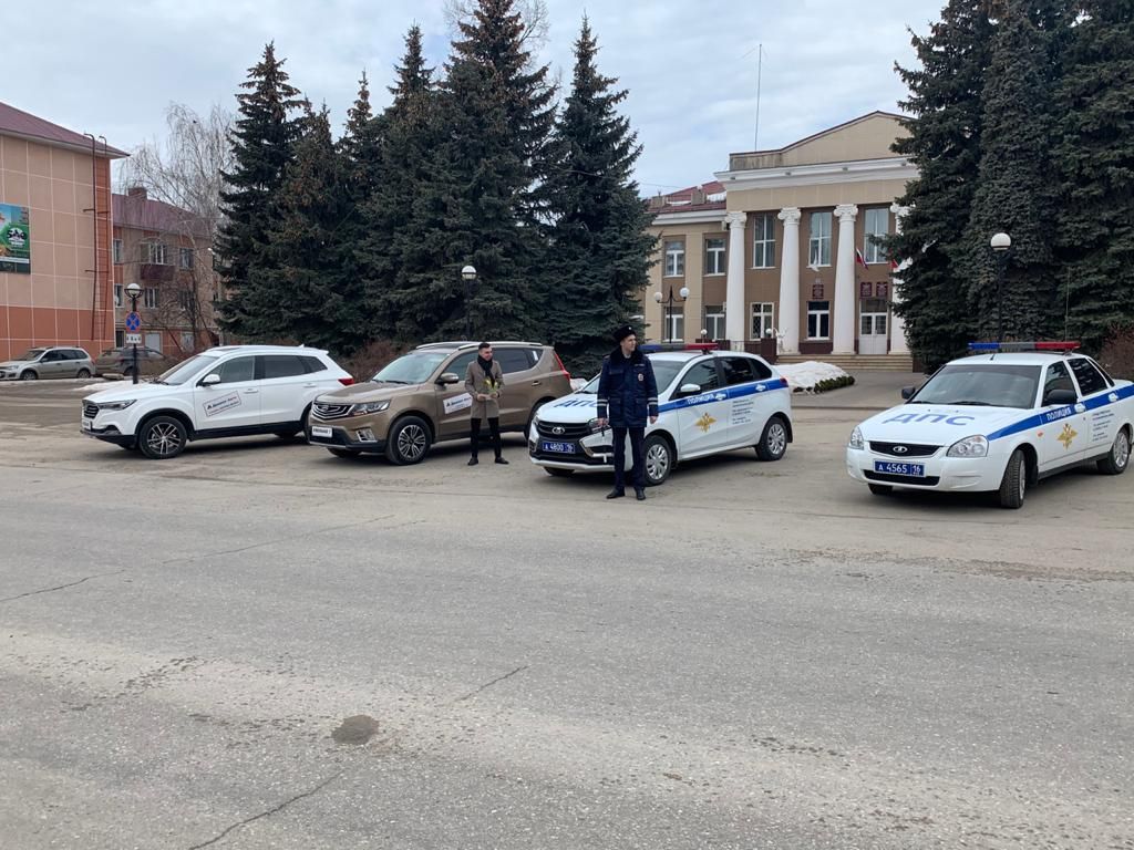 Азнакаевские сотрудники ГИБДД поздравили жительниц города с 8 Марта