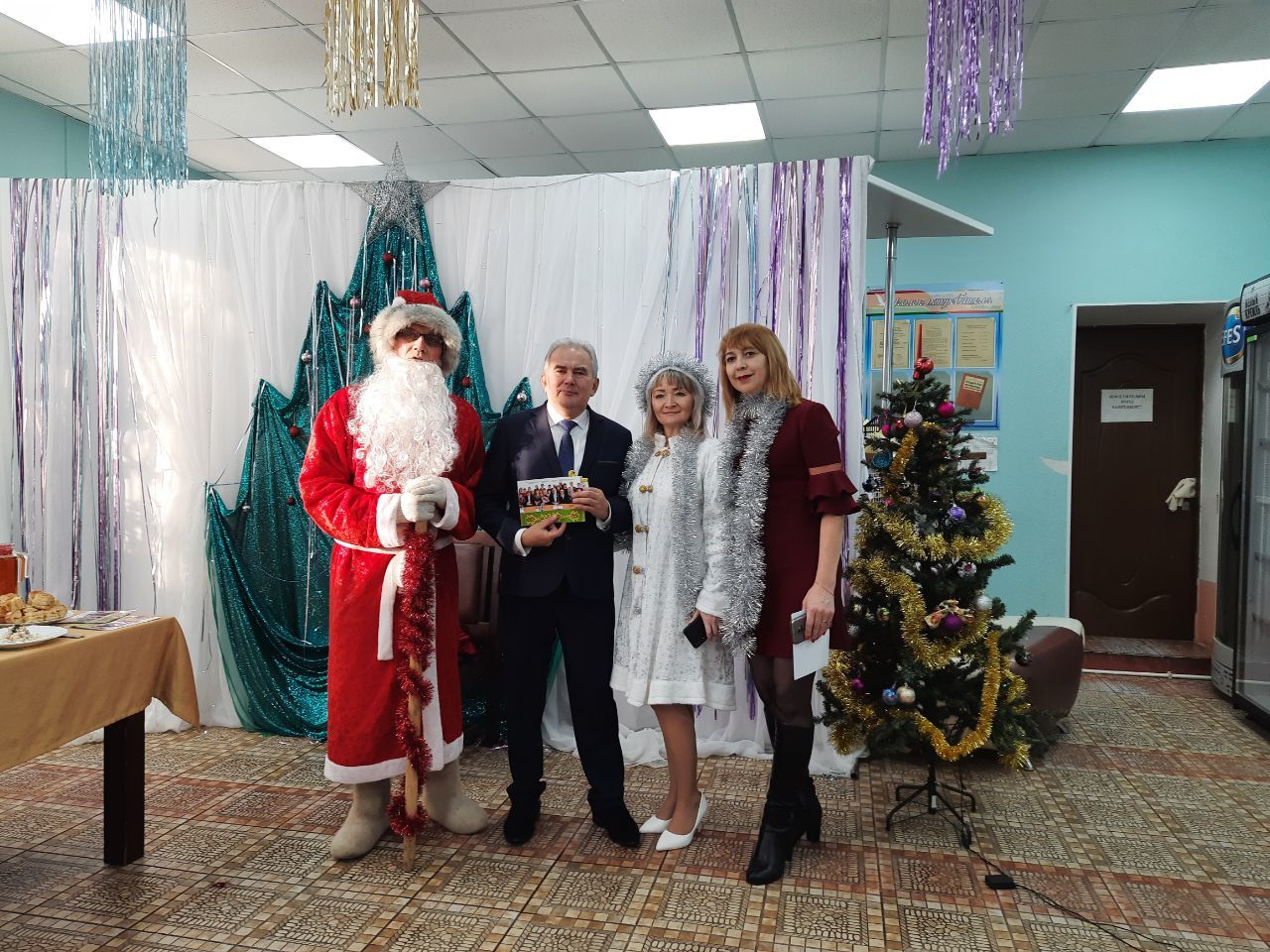 Азнакаевские литераторы перевоплотились в Деда Мороза и Снегурочку