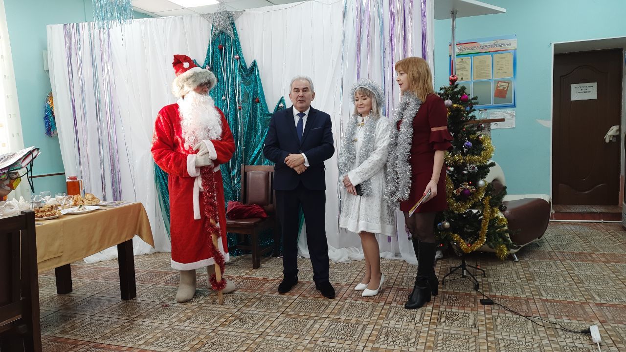 Азнакаевские литераторы перевоплотились в Деда Мороза и Снегурочку