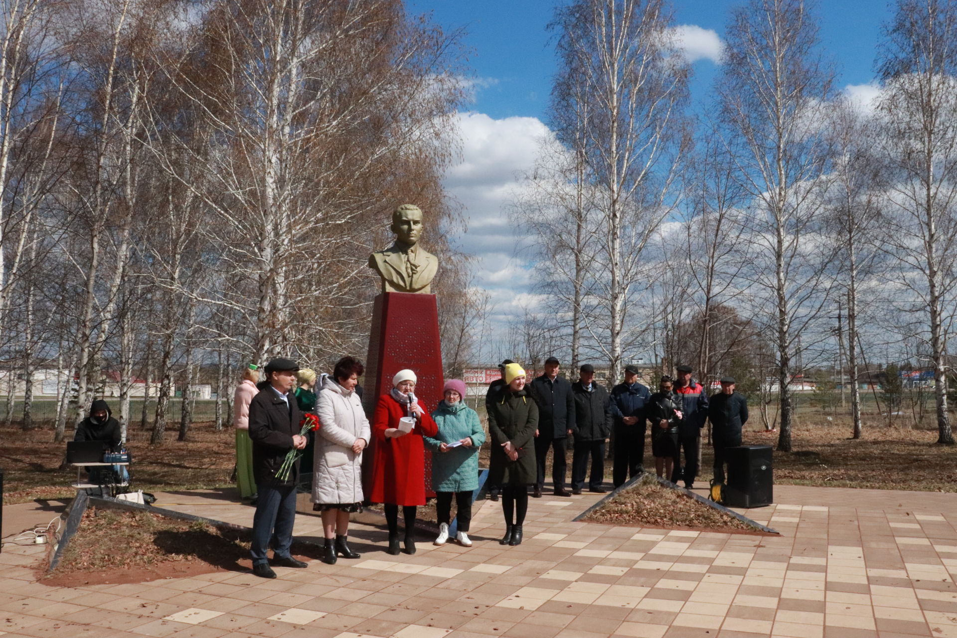 Азнакайлылар Тукайга чәчәкләр салдылар