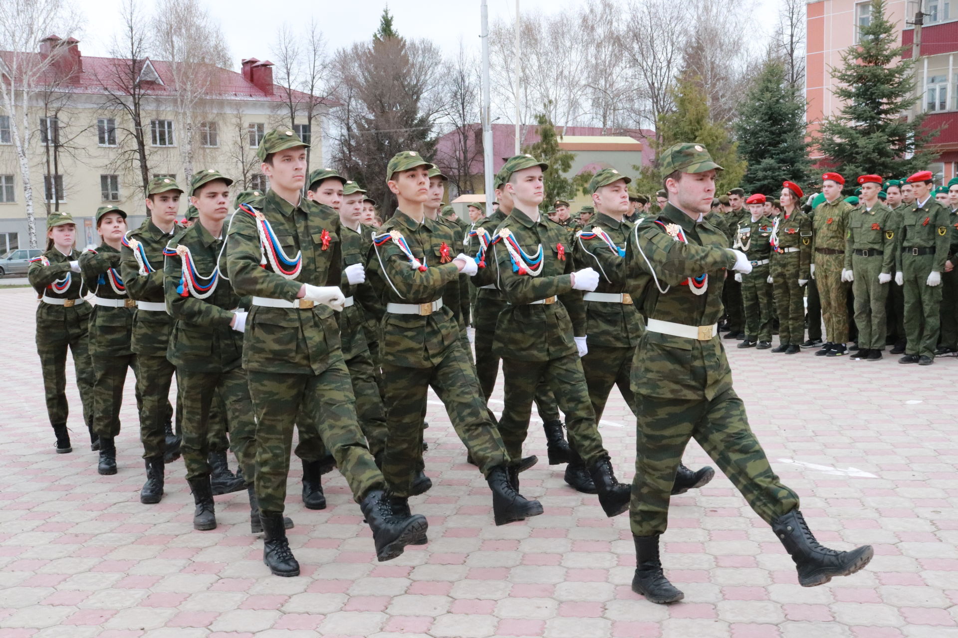 В Азнакаево прошел смотр строя и песни