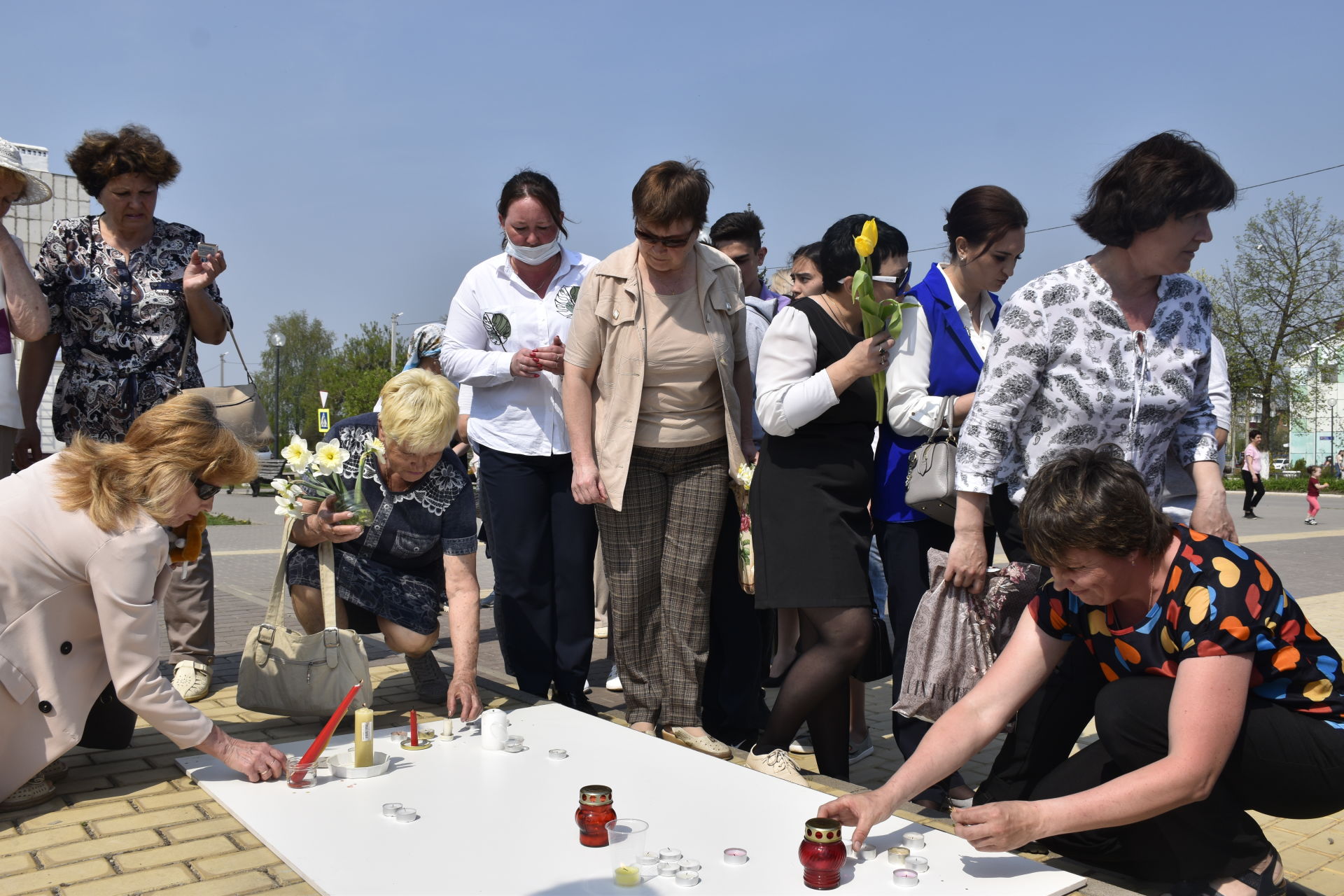 В поселке Актюбинский прошел траурный митинг памяти погибших в гимназии №175 г.Казани