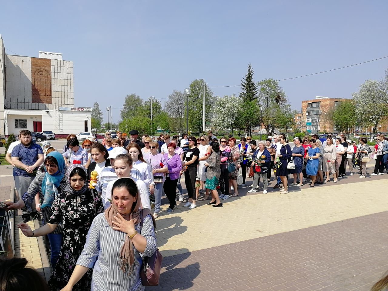 В поселке Актюбинский прошел траурный митинг памяти погибших в гимназии №175 г.Казани