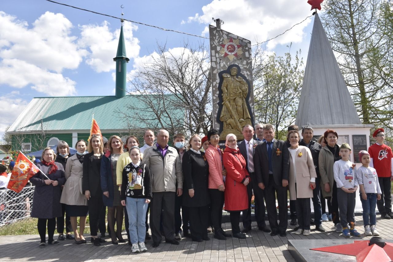 Актүбәлеләр Җиңү солдатлары һәйкәленә чәчәкләр салдылар