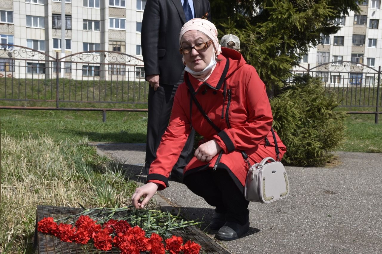 Актүбәлеләр Җиңү солдатлары һәйкәленә чәчәкләр салдылар