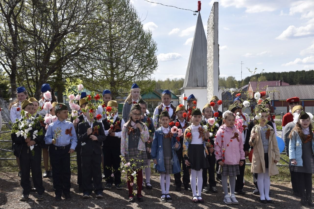 Актүбәлеләр Җиңү солдатлары һәйкәленә чәчәкләр салдылар