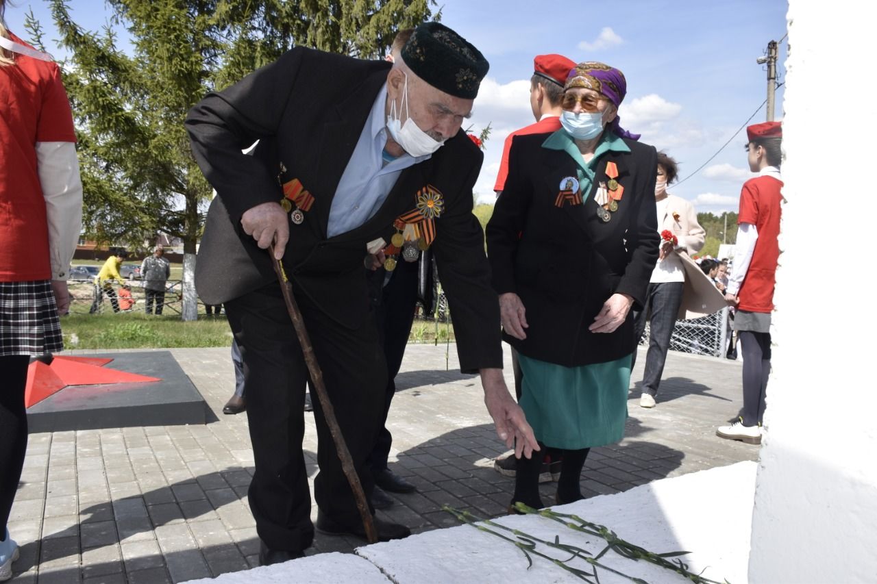 Актүбәлеләр Җиңү солдатлары һәйкәленә чәчәкләр салдылар