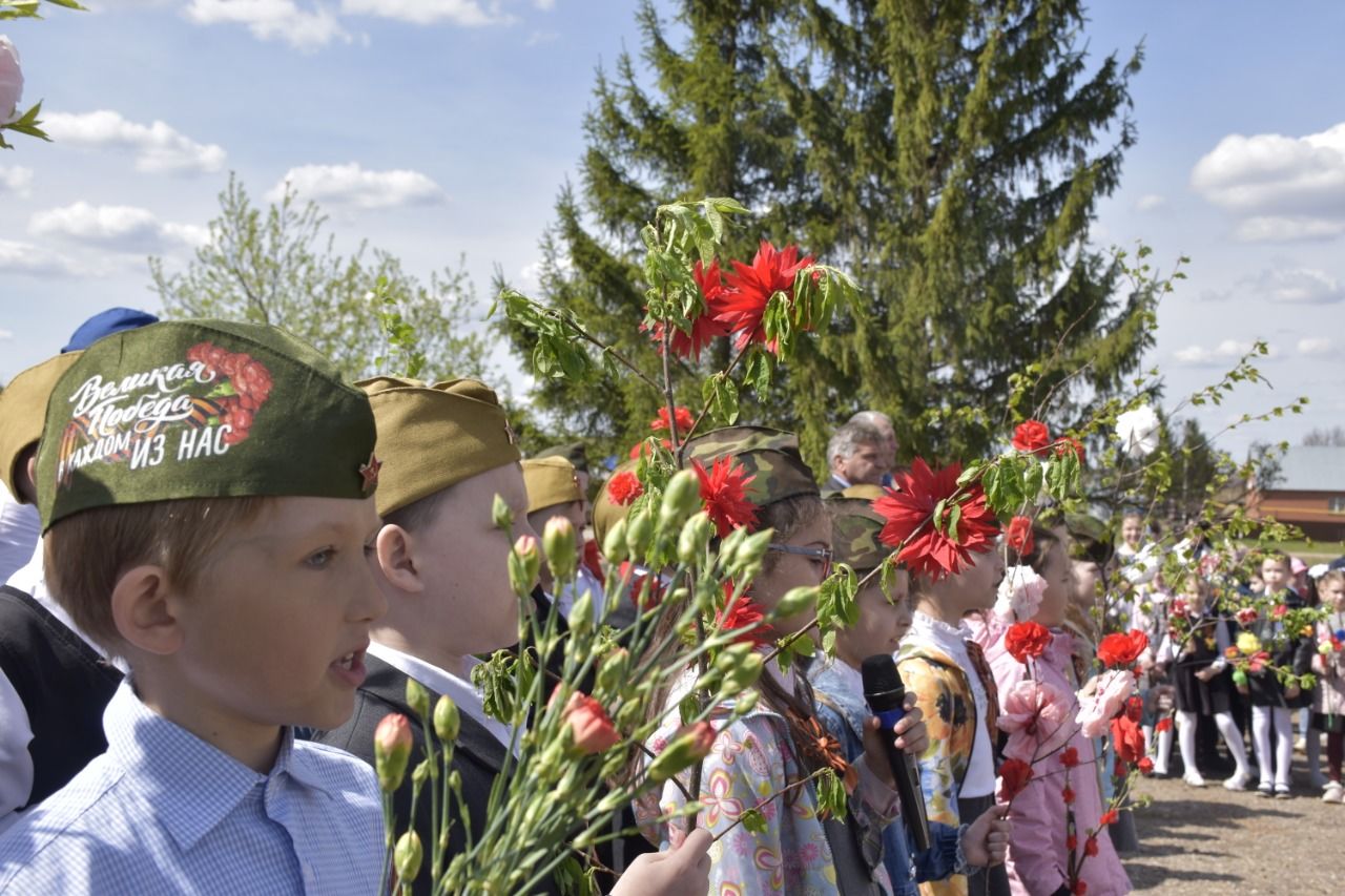 Актүбәлеләр Җиңү солдатлары һәйкәленә чәчәкләр салдылар