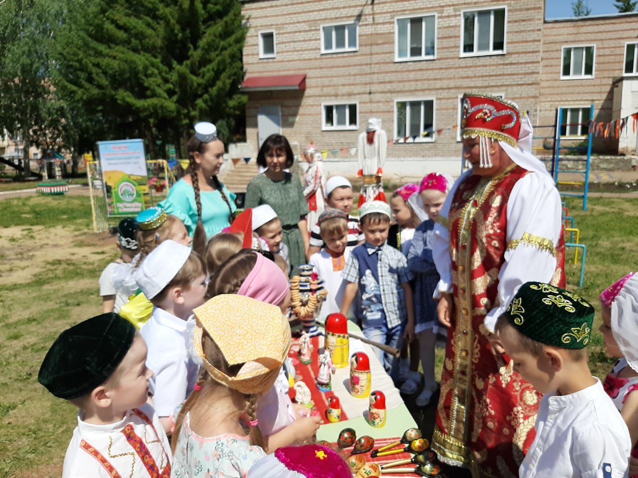 “Улыбка” бакчасында туган телне, гореф-гадәтләрне саклыйлар