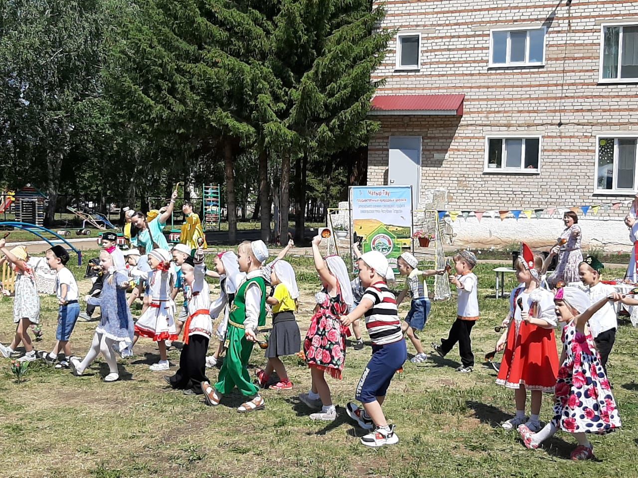 “Улыбка” бакчасында туган телне, гореф-гадәтләрне саклыйлар