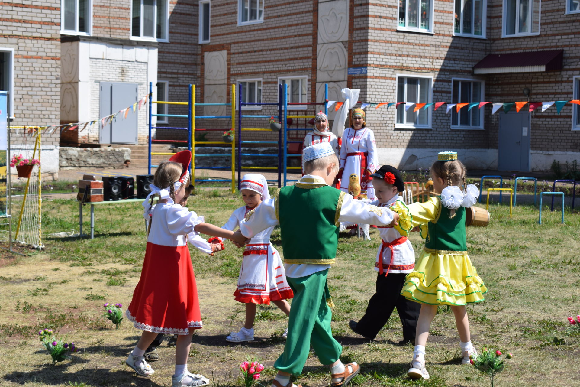 “Улыбка” бакчасында туган телне, гореф-гадәтләрне саклыйлар