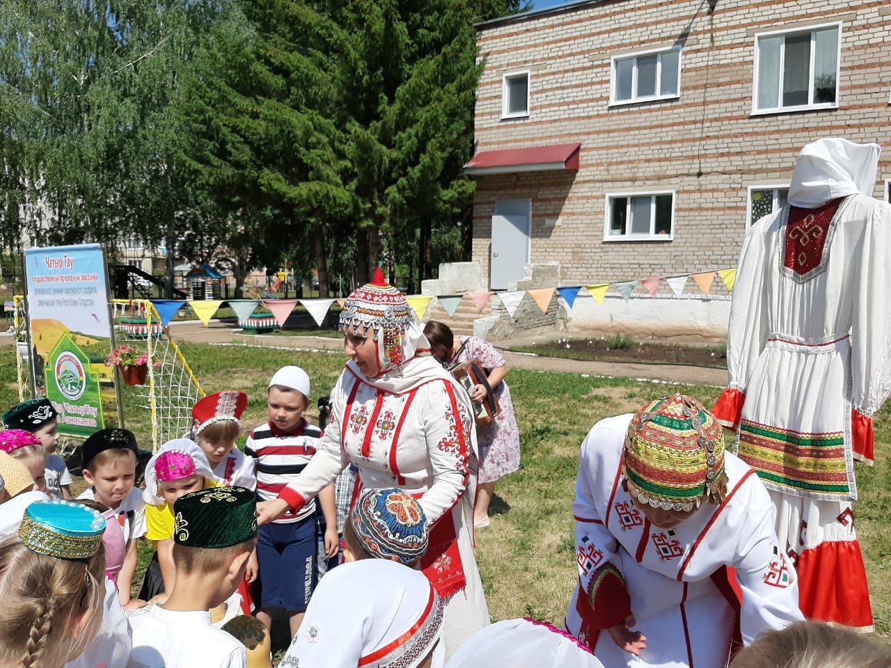 “Улыбка” бакчасында туган телне, гореф-гадәтләрне саклыйлар