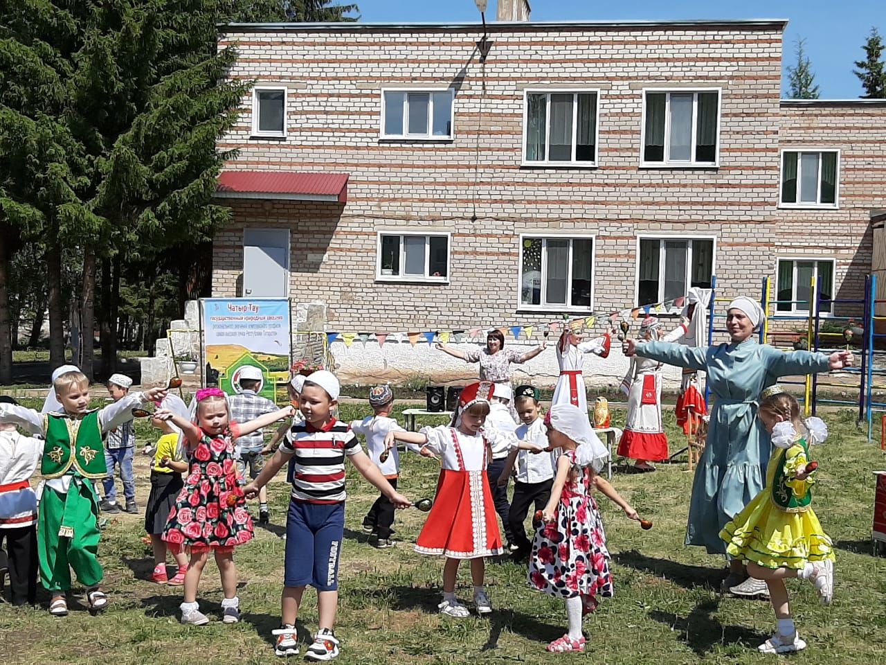 “Улыбка” бакчасында туган телне, гореф-гадәтләрне саклыйлар