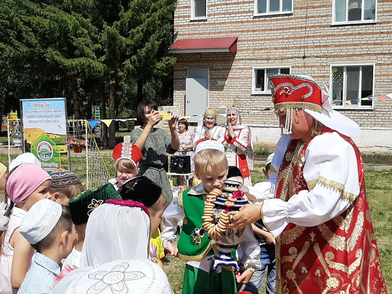 “Улыбка” бакчасында туган телне, гореф-гадәтләрне саклыйлар