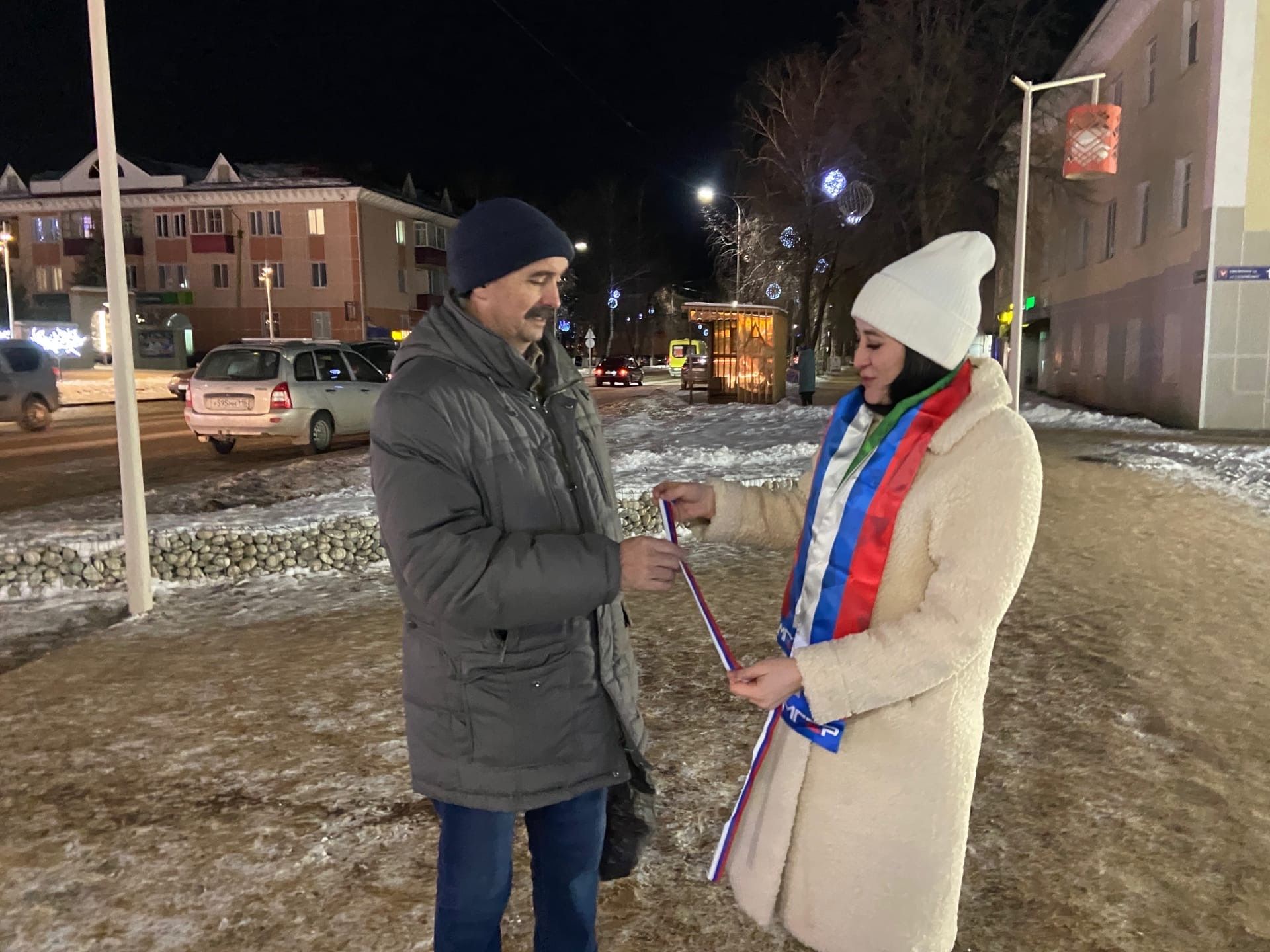 В Азнакаево прошла акция по раздаче ленточек-триколор, приуроченная ко Дню конституции России