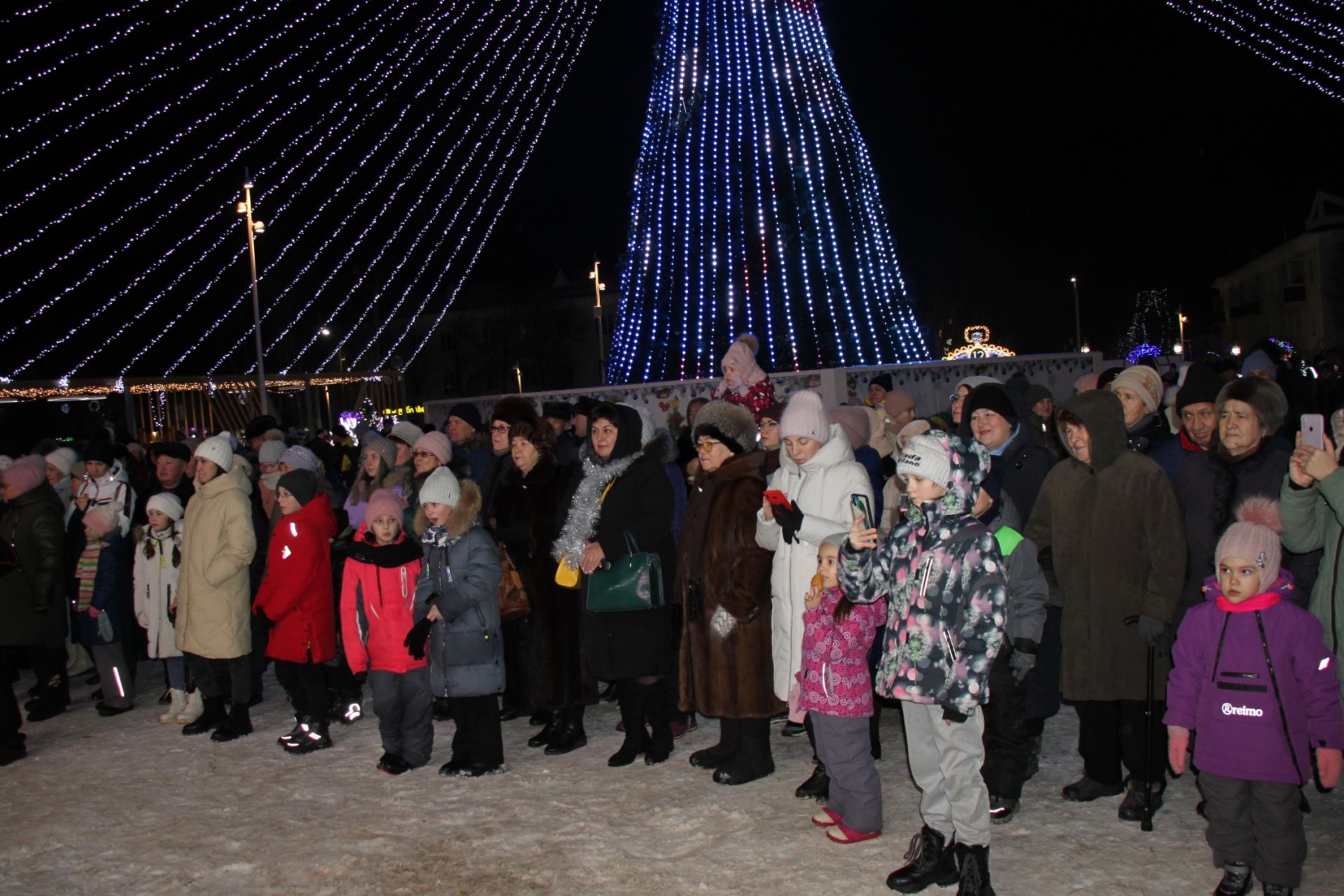 В Азнакаево торжественно открыли центральную городскую елку