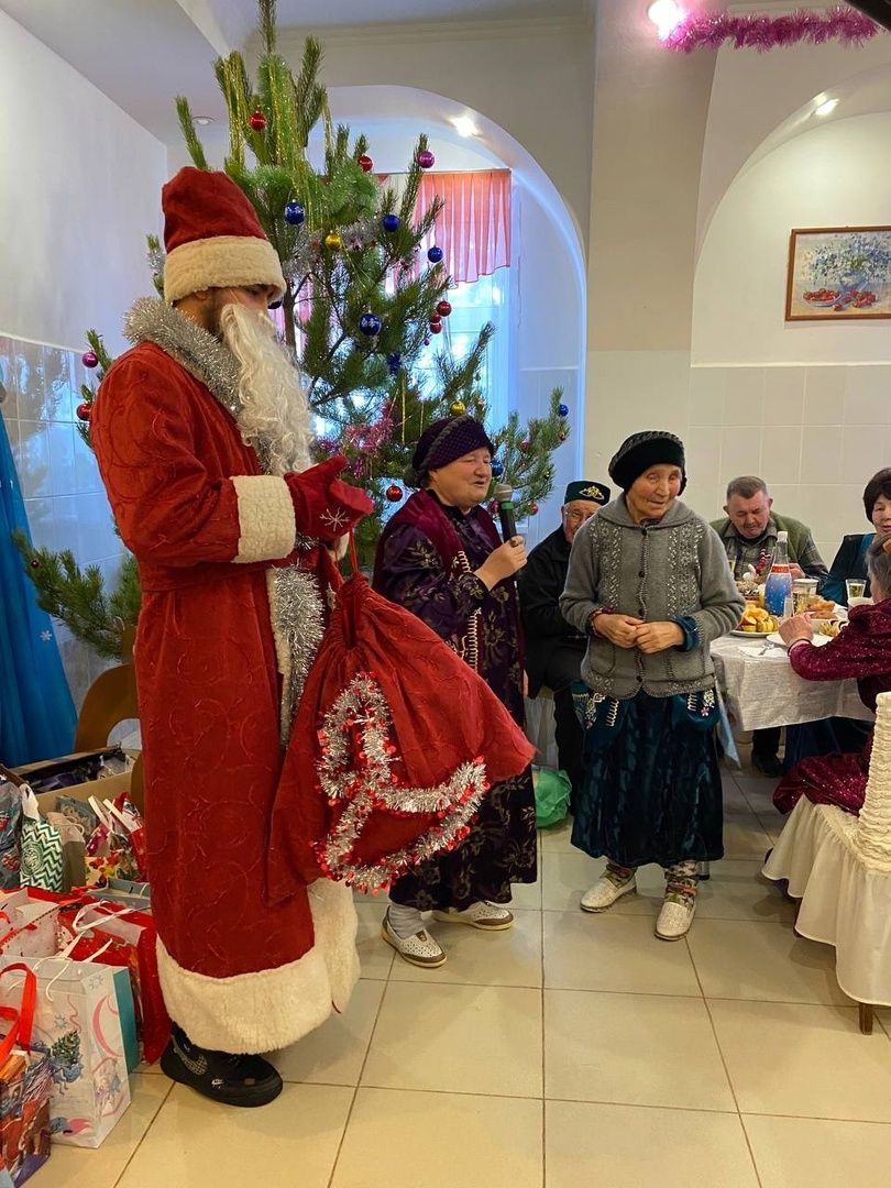 Азнакаевские артисты подарили праздник жителям дома-интерната
