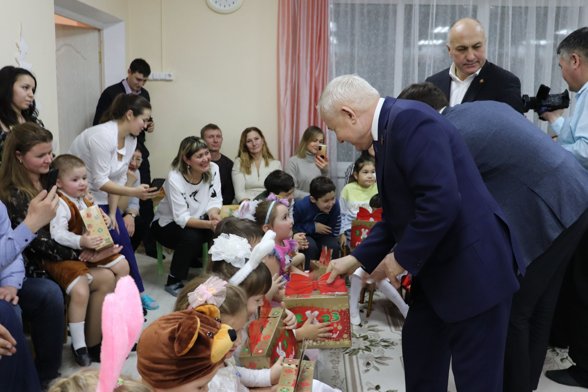 Депутаты подарили азнакаевским детсадам новогодние подарки