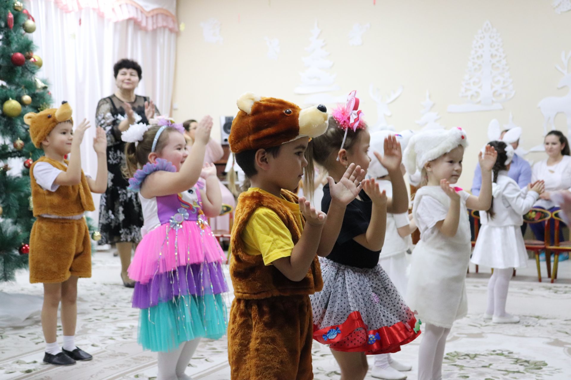 Депутаты подарили азнакаевским детсадам новогодние подарки