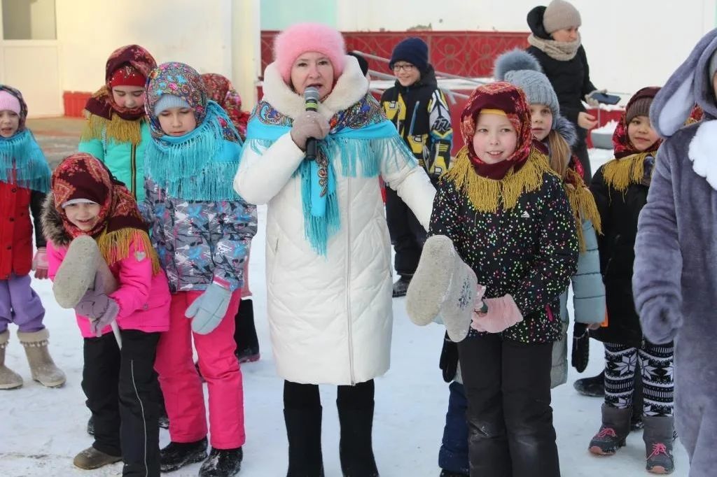 В Актюбе провели с детьми русскую хороводную игру «Валенки»