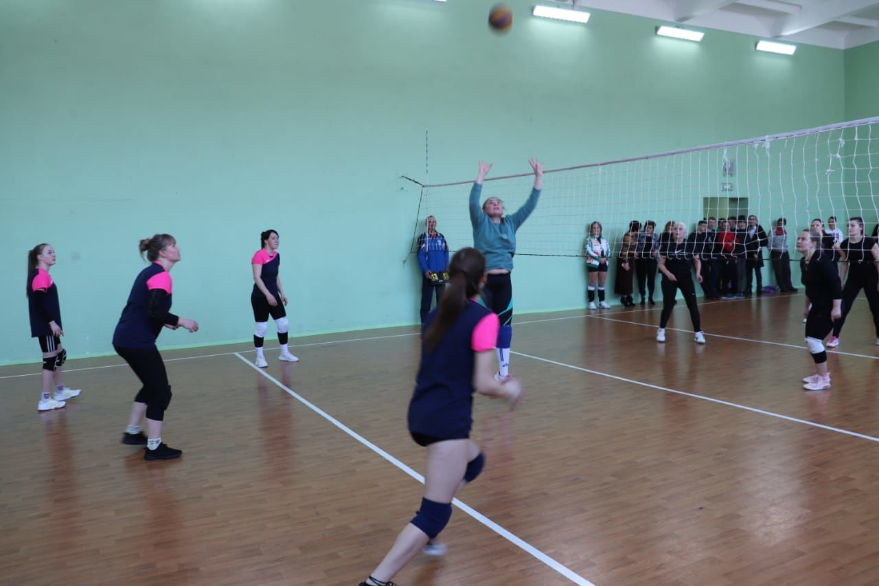 В Азнакаево определили сильнейших волейболисток