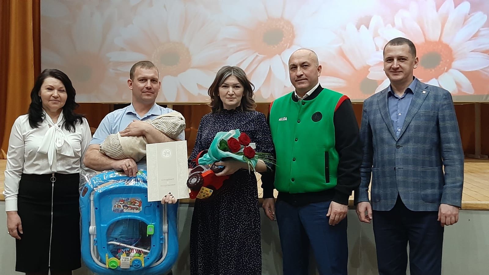 В Азнакаево принимали поздравления семьи 22-х новорожденных 2022 года