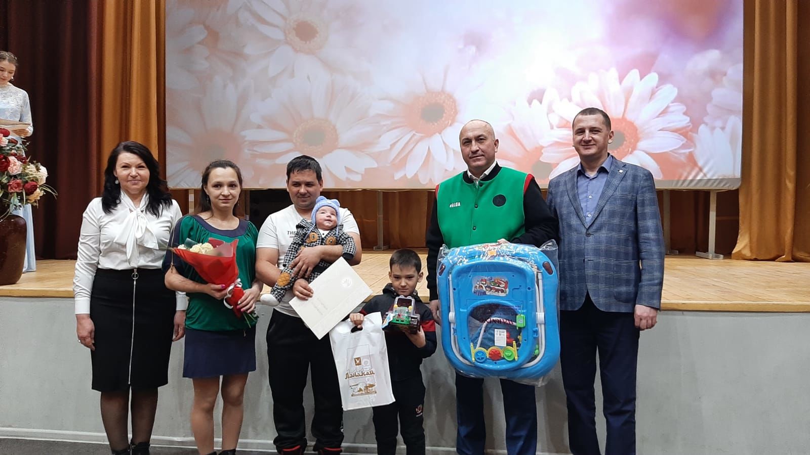 В Азнакаево принимали поздравления семьи 22-х новорожденных 2022 года