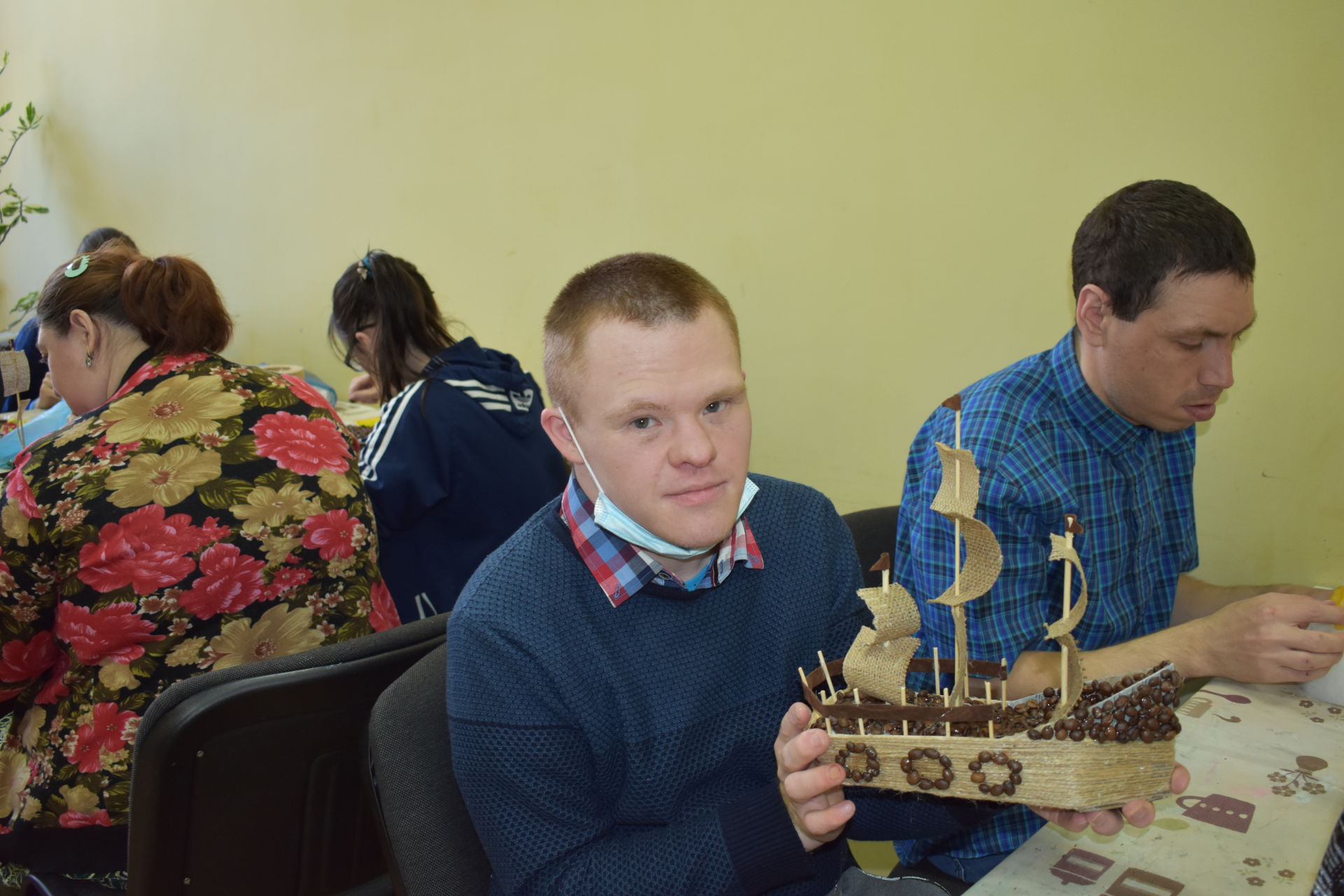 В Азнакаевском Культурном центре прошёл час творчества для  ребята с ограниченными возможностями здоровья