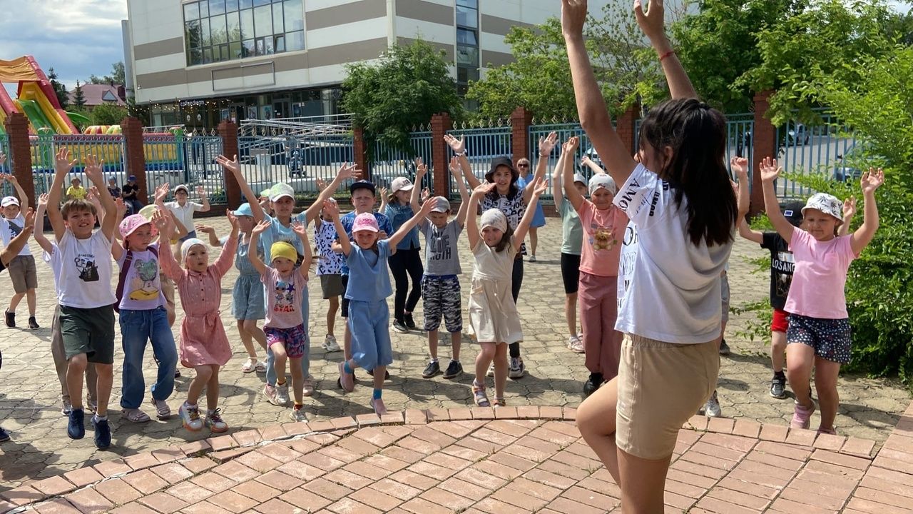 Азнакаевские дети весело проводят время в пришкольных лагерях