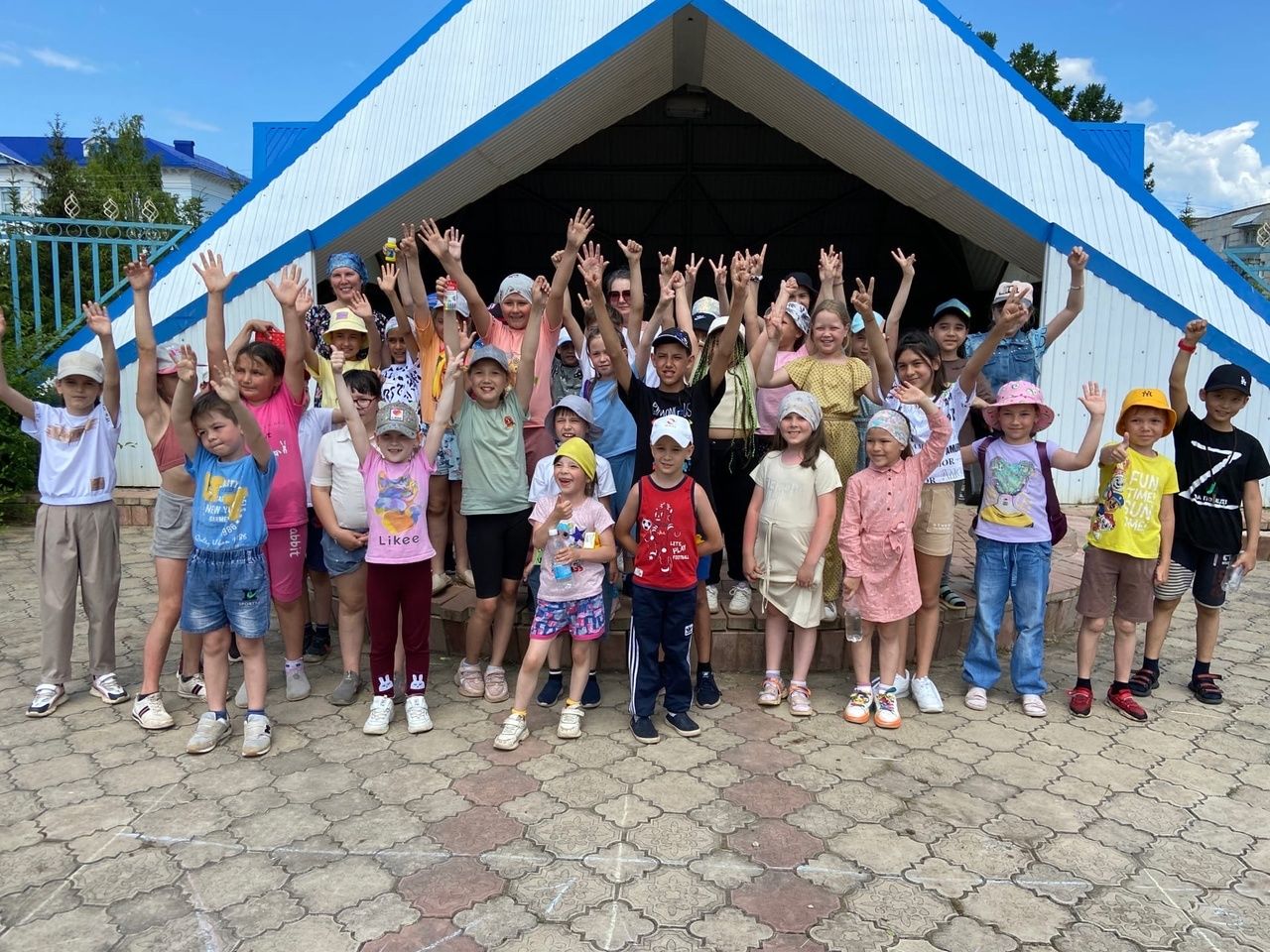 Азнакаевские дети весело проводят время в пришкольных лагерях