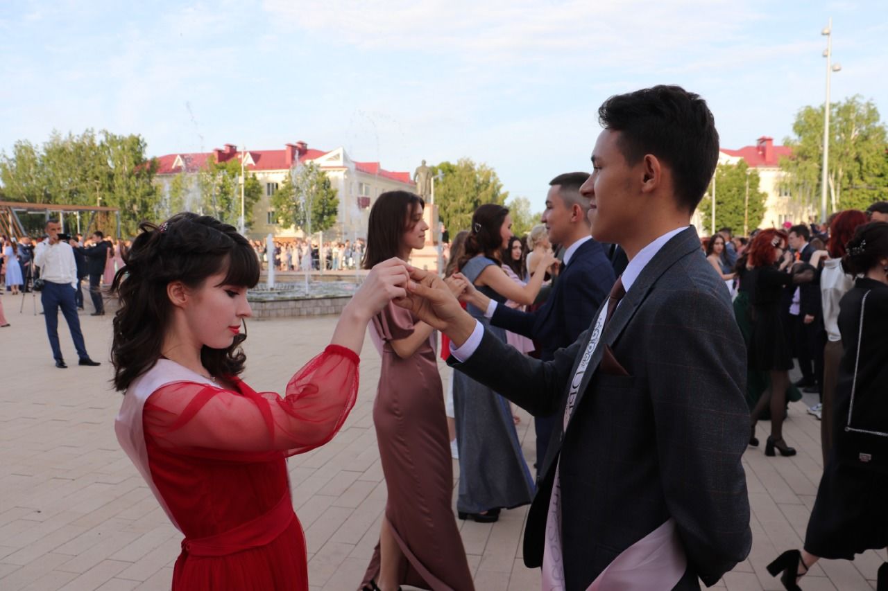 Азнакаевские выпускники попрощались со школой