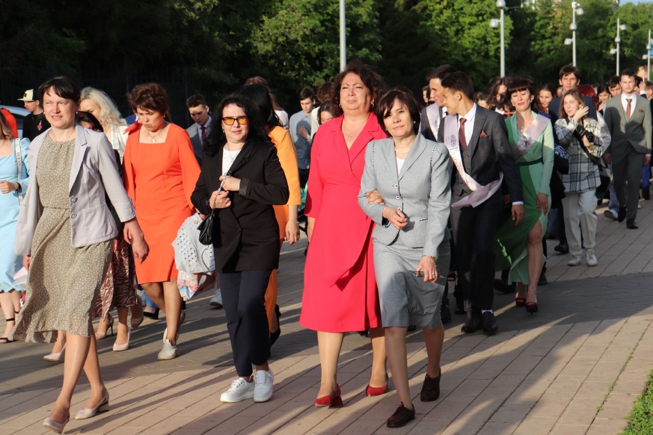 Азнакаевские выпускники попрощались со школой