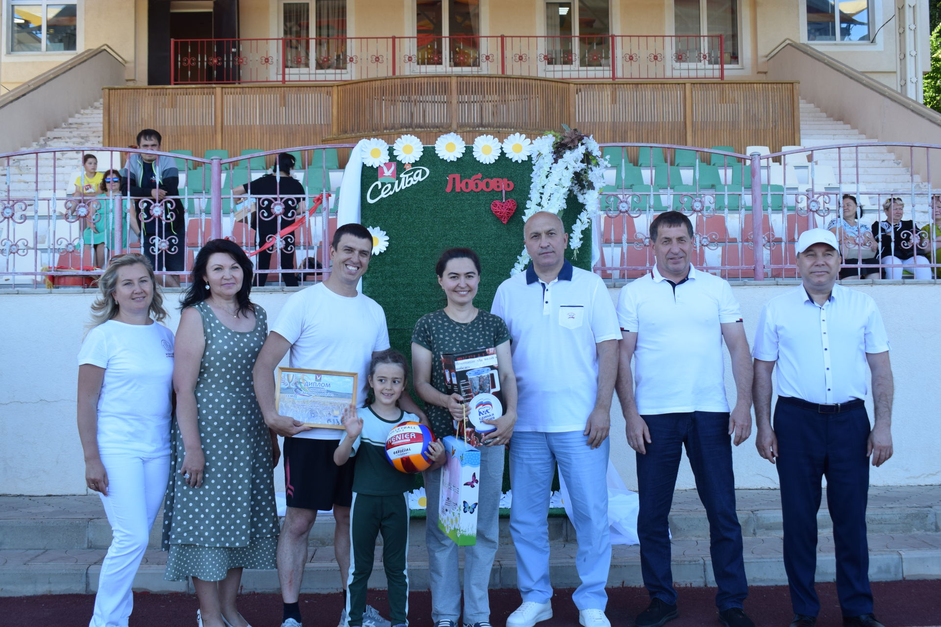 В Азнакаево День семьи отметили состязаниями под песни земляка Данира Сабирова