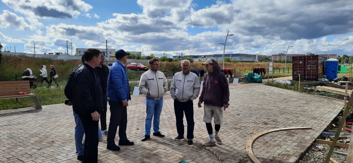 Глава Азнакаевского района осмотрел ход строительства на берегу реки Черная