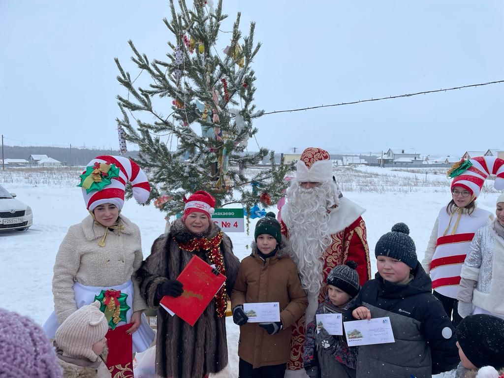 Азнакайның Монолит микрорайонында узган Чыршы бәйрәме уеннарга бай булды