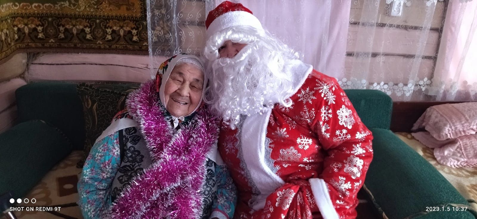 Дед Мороз и Снегурочка поздравили пожилых