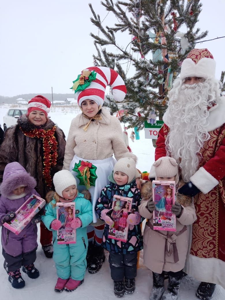 Азнакайның Монолит микрорайонында узган Чыршы бәйрәме уеннарга бай булды